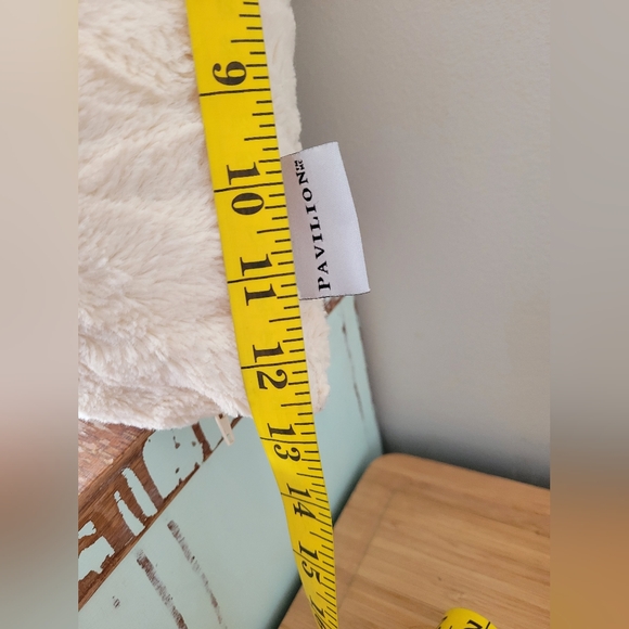 2 decorative throw pillows off white velvet faux fur textured down and synthetic - Picture 4 of 8